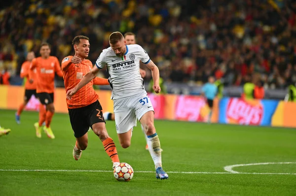 KYIV, UKRAINE - 27 Ekim 2020: orta saha oyuncusu Alan Patrick (21) Milan Skriniar 'a karşı. UEFA Şampiyonlar Ligi karşılaşması Shakhtar Donetsk ile Inter Milan arasında Kyiv Olimpiyskyi Stadyumu 'nda oynanacak.