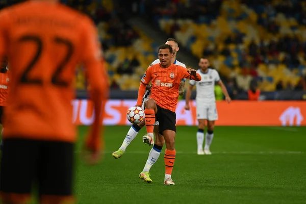 KYIV, UKRAINE - 27 Ekim 2020: orta saha oyuncusu Alan Patrick (21) Milan Skriniar 'a karşı. UEFA Şampiyonlar Ligi karşılaşması Shakhtar Donetsk ile Inter Milan arasında Kyiv Olimpiyskyi Stadyumu 'nda oynanacak.