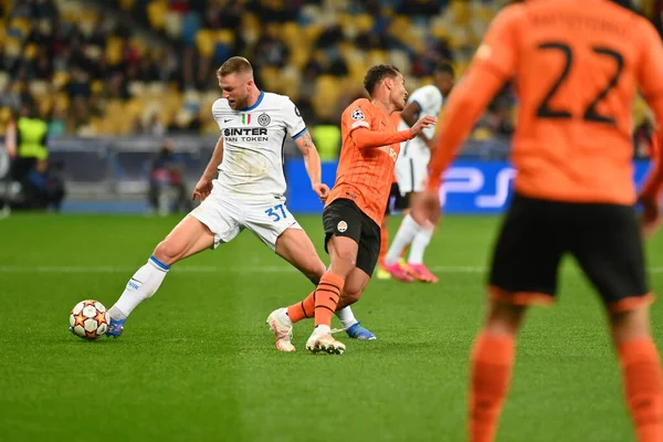 KYIV, UKRAINE - 27 Ekim 2020: orta saha oyuncusu Alan Patrick (21) Milan Skriniar 'a karşı. UEFA Şampiyonlar Ligi karşılaşması Shakhtar Donetsk ile Inter Milan arasında Kyiv Olimpiyskyi Stadyumu 'nda oynanacak.