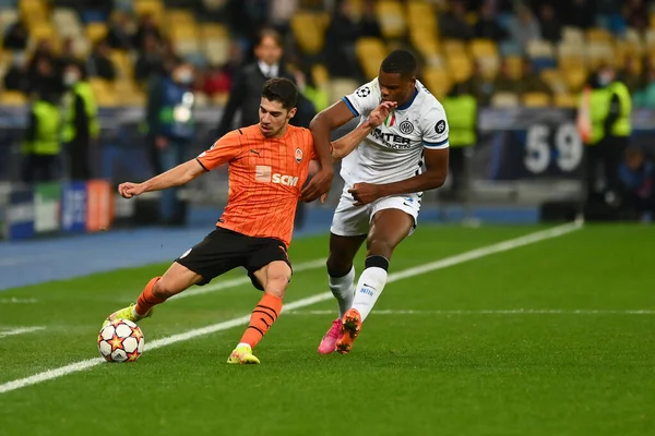 KYIV, UKRAINE - 27 Ekim 2020: Orta saha oyuncusu Solomon, Denzel Dumfries 'e karşı. UEFA Şampiyonlar Ligi karşılaşması Shakhtar Donetsk ile Inter Milan arasında Kyiv Olimpiyskyi Stadyumu 'nda oynanacak.