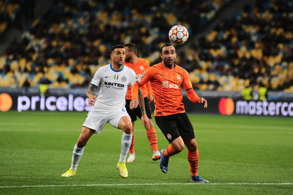 KYIV, UKRAINE - 27 Ekim 2020: Ismaily vs Matias Vecino atakta. UEFA Şampiyonlar Ligi karşılaşması Shakhtar Donetsk ile Inter Milan arasında Kyiv Olimpiyskyi Stadyumu 'nda oynanacak.