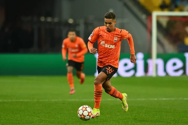 KYIV, UKRAINE - 27 Ekim 2020: orta saha oyuncusu Pedrihno (38). UEFA Şampiyonlar Ligi karşılaşması Shakhtar Donetsk ile Inter Milan arasında Kyiv Olimpiyskyi Stadyumu 'nda oynanacak.