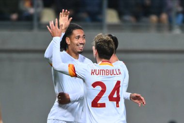 ZAPORIZHZHIA, UKRAINE - 28 Eylül 2021: Chris Smalling oyuncularla birlikte golü kutluyor. UEFA Konferans Ligi FC Zorya Luhansk ile AC Romanları arasındaki karşılaşma