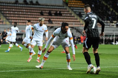 ZAPORIZHZHIA, UKRAINE - 28 Eylül 2021: Chris Smalling, Vladyslav Kocherhin 'e karşı. UEFA Konferans Ligi FC Zorya Luhansk ile AC Romanları arasındaki karşılaşma