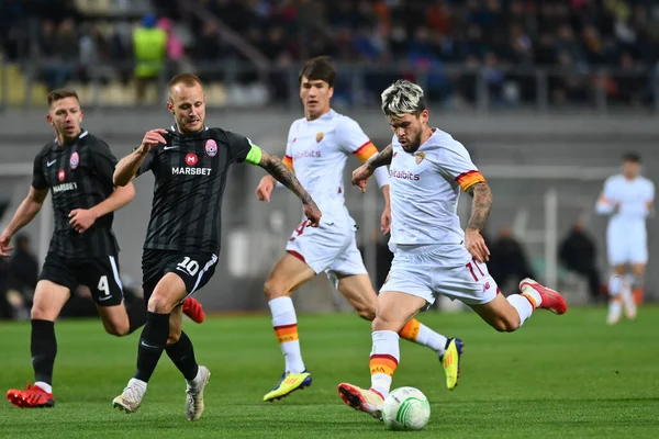 ZAPORIZHZHIA, UKRAINE - 28 Eylül 2021 Carles Perez. UEFA Konferans Ligi FC Zorya Luhansk ile AC Romanları arasındaki karşılaşma