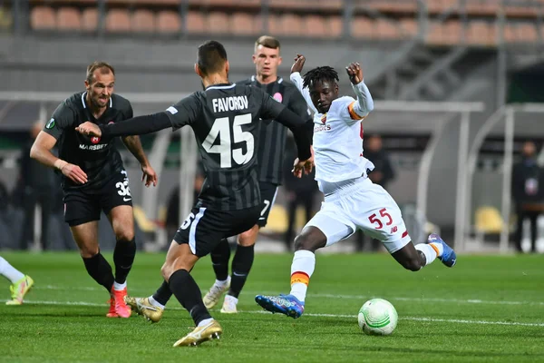 ZAPORIZHZHIA, UKRAINE - 28 Eylül 2021: Ebrima Darboe. UEFA Konferans Ligi FC Zorya Luhansk ile AC Romanları arasındaki karşılaşma