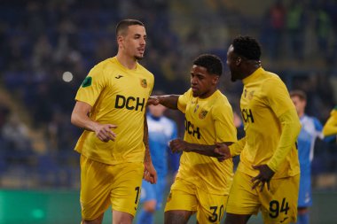 KHARKIV, UKRAINE - 1 Ekim 2021: Matheus Peixoto, Kadeem Harris, Brayan Riascos. Ukraynalı PFL Metalist, Kremin 'e karşı.