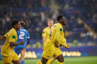 KHARKIV, UKRAINE - 1 Ekim 2021 Brayan Riascos golü kutluyor. Ukraynalı PFL Metalist, Kremin 'e karşı.