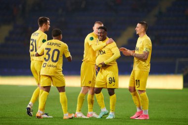 KHARKIV, UKRAINE - 1 Ekim 2021 Brayan Riascos golü kutluyor. Ukraynalı PFL Metalist, Kremin 'e karşı.