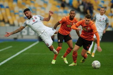 KYIV, UKRAINE - 15 Ekim 2021: Allahyar Sayyadmanesh, Mykola Matviyenko 'ya karşı. UPL, FC Shakhtar Donetsk FC Zorya Luhansk 'a karşı