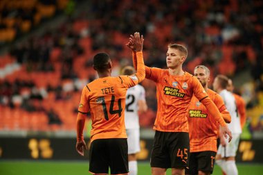 KYIV, UKRAINE - 15 Ekim 2021: İleri Danilo Sikan (45) ve orta saha oyuncusu Tete (14). UPL, FC Shakhtar Donetsk FC Zorya Luhansk 'a karşı