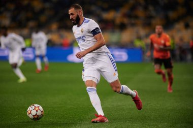 KYIV, UKRAINE - 19 Ekim 2021: Karim Benzema (yardımcı kaptan). UEFA Şampiyonlar Ligi karşılaşması FC Shakhtar Donetsk - FC Real Madrid