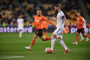 KYIV, UKRAINE - 19 Ekim 2021: Karim Benzema (yardımcı kaptan). UEFA Şampiyonlar Ligi karşılaşması FC Shakhtar Donetsk - FC Real Madrid