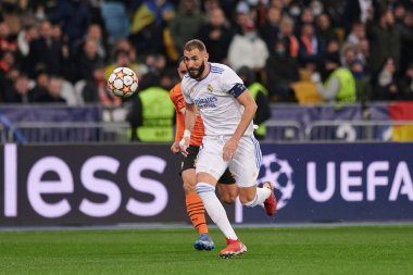 KYIV, UKRAINE - 19 Ekim 2021: Karim Benzema (yardımcı kaptan). UEFA Şampiyonlar Ligi karşılaşması FC Shakhtar Donetsk - FC Real Madrid