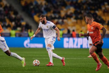 KYIV, UKRAINE - 19 Ekim 2021: Karim Benzema (yardımcı kaptan). UEFA Şampiyonlar Ligi karşılaşması FC Shakhtar Donetsk - FC Real Madrid