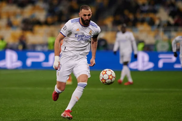 KYIV, UKRAINE - 19 Ekim 2021: Karim Benzema (yardımcı kaptan). UEFA Şampiyonlar Ligi karşılaşması FC Shakhtar Donetsk - FC Real Madrid
