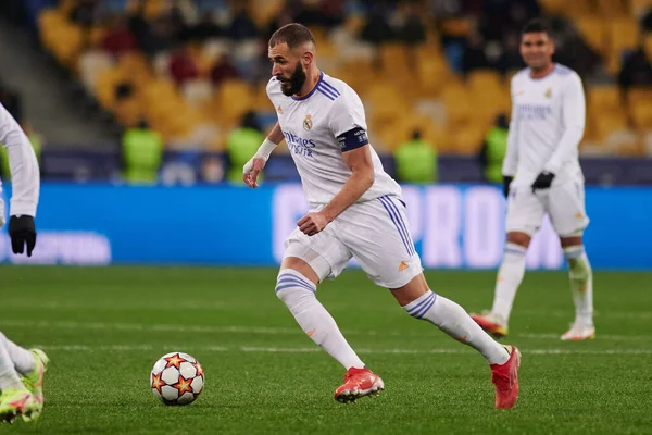 KYIV, UKRAINE - 19 Ekim 2021: Karim Benzema (yardımcı kaptan). UEFA Şampiyonlar Ligi karşılaşması FC Shakhtar Donetsk - FC Real Madrid