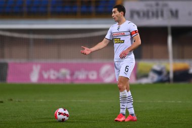 POLTAVA, UKRAINE - 23 Ekim 2021: orta saha oyuncusu Taras Stepanenko (6). Ukrayna Premiere Ligi FC Vorskla Poltava FC Shakhtar Donetsk 'e karşı