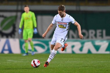 POLTAVA, UKRAINE - 23 Ekim 2021: defans oyuncusu Valeriy Bondar (77). Ukrayna Premiere Ligi FC Vorskla Poltava FC Shakhtar Donetsk 'e karşı