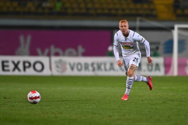 POLTAVA, UKRAINE - 23 Ekim 2021: savunma oyuncusu Yukhym Konoplya (26) Ukrayna Premiere Ligi FC Vorskla Poltava FC Shakhtar Donetsk 'e karşı