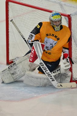 KHARKIV, UKRAINE - 24 Ekim 2021: Ukrayna hokey ligi Rulav Oddr - Bilii Bars maçı. Film sesi ve kazancı olan fotoğraf