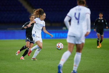 KHARKIV, UKRAINE - 6 Ekim 2021: Kristine Aleksanyan Olga Carmona 'ya karşı. UEFA Kadınlar Ligi karşılaşması FC Kharkiv ile FC Real Madrid arasındaki