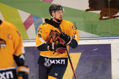 KHARKIV, UKRAINE - 31 Ekim 2021: Ukrayna hokey ligi Rulav Oddr Kramatorsk 'a karşı.