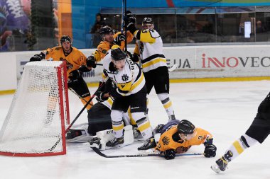 KHARKIV, UKRAINE - 31 Ekim 2021: Ukrayna hokey ligi Rulav Oddr Kramatorsk 'a karşı.