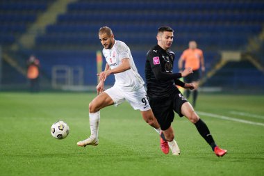 KHARKIV, UKRAINE - 31 Ekim 2021: Ukrayna Premiere Ligi FC Metalist-1925 Kharkiv - FC Zorya Luhansk maçı
