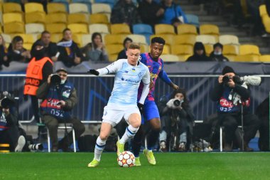 KYIV, UKRAINE - NOVEMBER 2, 2021: Viktor Tsyhankov (yardımcı kaptan) - Ansu Fati (10). UEFA Şampiyonlar Ligi FC Dinamo Kyiv, FC Barcelona 'ya karşı.