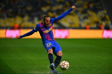 KYIV, UKRAINE - 2 Kasım 2021: Oscar Mingueza (22). UEFA Şampiyonlar Ligi FC Dinamo Kyiv, FC Barcelona 'ya karşı.
