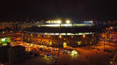 KHARKIV, UKRAINE - 24 Ekim 2021: Metalist stadyum gece ışıkları 