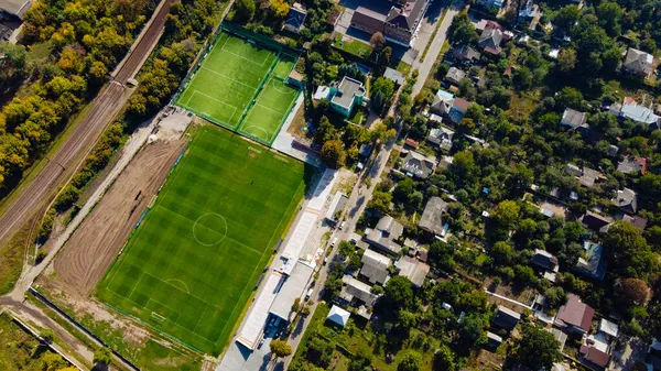 Vista Aérea Campo Futebol Vazio Cidade Com Ferrovia Conceito Viagem — Fotografia de Stock