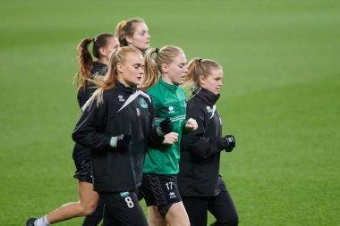 KHARKIV, UKRAINE - NOVEMBER 8, 2021: Bayanlar Şampiyonlar Ligi WFC Kharkiv maçından önce WFC Breidablik ön antrenmanı 
