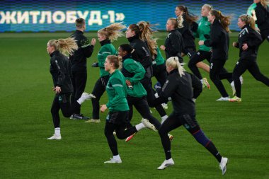 KHARKIV, UKRAINE - NOVEMBER 8, 2021: Bayanlar Şampiyonlar Ligi WFC Kharkiv maçından önce WFC Breidablik ön antrenmanı 