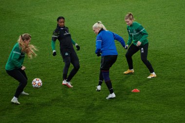 KHARKIV, UKRAINE - NOVEMBER 8, 2021: Bayanlar Şampiyonlar Ligi WFC Kharkiv maçından önce WFC Breidablik ön antrenmanı 