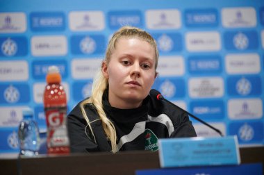 KHARKIV, UKRAINE - NOVEMBER 8, 2021: Bayanlar Şampiyonlar Ligi WFC Kharkiv-WFC Breidablik maçından önce Selma Solmag 'ın maç öncesi basın toplantısı 