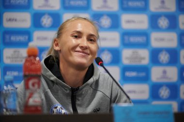 KHARKIV, UKRAINE - NOVEMBER 8, 2021: Bayanlar Şampiyonlar Ligi WFC Kharkiv-WFC Breidablik maçından önce Lyubov Shmatko 'nun maç öncesi basın toplantısı 