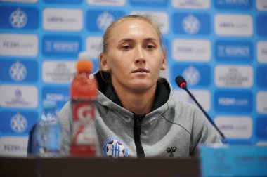 KHARKIV, UKRAINE - NOVEMBER 8, 2021: Bayanlar Şampiyonlar Ligi WFC Kharkiv-WFC Breidablik maçından önce Lyubov Shmatko 'nun maç öncesi basın toplantısı 