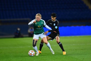 KHARKIV, UKRAINE - NOVEMBER 8, 2021: Agla Maria Albertsdottir - Kristine Aleksanyan Bayanlar Şampiyonlar Ligi WFC Kharkiv - WFC Breidablik 