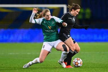 KHARKIV, UKRAINE - 9 Kasım 2021: Anna Petryk, Taylor Ziemer 'a karşı Bayanlar Şampiyonlar Ligi WFC Kharkiv ve WFC Breidablik 