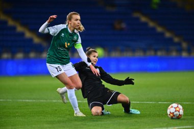 KHARKIV, UKRAINE - 9 Kasım 2021: Olha Ovdiychuk Asta Arnadottir 'e karşı. Bayanlar Şampiyonlar Ligi WFC Kharkiv WFC Breidablik 'e karşı 