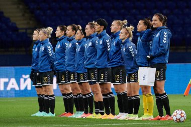 KHARKIV, UKRAINE - NOVEMBER 9, 2021: Bayanlar Şampiyonlar Ligi WFC Kharkiv-WFC Breidablik maçı sırasında takım fotoğrafı 