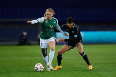 KHARKIV, UKRAINE - NOVEMBER 9, 2021: Agla Mary Albertsdottir - Kristine Aleksanyan Bayanlar Şampiyonlar Ligi WFC Kharkiv - WFC Breidablik 