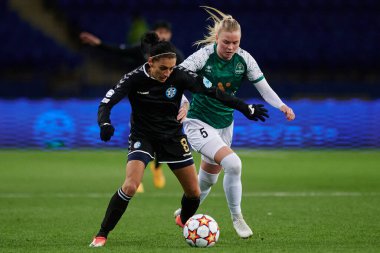 KHARKIV, UKRAINE - NOVEMBER 9, 2021: Hafrun Halldorsdottir vs Olha Boychenko Bayanlar Şampiyonlar Ligi WFC Kharkiv vs WFC Breidablik 