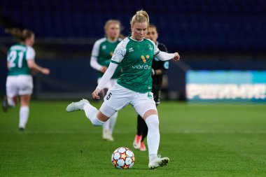 KHARKIV, UKRAINE - 9 Kasım 2021: Hafrun Halldorsdottir Bayanlar Şampiyonlar Ligi WFC Kharkiv-WFC Breidablik maçı sırasında 