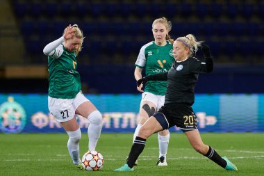 KHARKIV, UKRAINE - NOVEMBER 9, 2021: Iryna Kochnyeva vs Selma Sol Magnusdottir Bayanlar Şampiyonlar Ligi WFC Kharkiv vs WFC Breidablik 