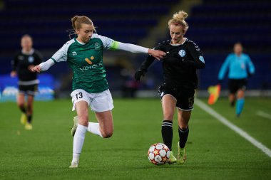KHARKIV, UKRAINE - NOVEMBER 9, 2021: Yuliia Shevchuk vs Asta Arnadottir Bayanlar Şampiyonlar Ligi WFC Kharkiv - WFC Breidablik 