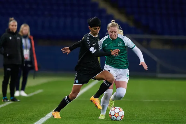 KHARKIV, UKRAINE - NOVEMBER 9, 2021: Agla Mary Albertsdottir - Kristine Aleksanyan Bayanlar Şampiyonlar Ligi WFC Kharkiv - WFC Breidablik 