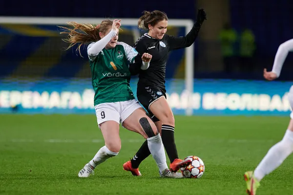 KHARKIV, UKRAINE - 9 Kasım 2021: Taylor Ziemer, WFC Kharkiv-WFC Breidablik maçında Anna Petryk 'e karşı 